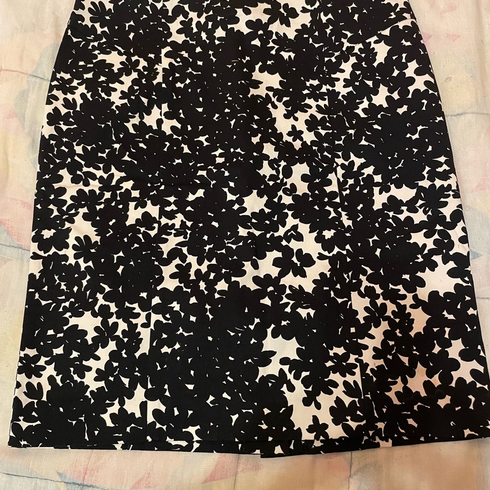 Ann Taylor Black and White Floral Pencil Skirt